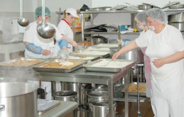 Pacienţii de la Judeţean au fost răsfăţaţi de Sfinţii Pentru şi Pavel